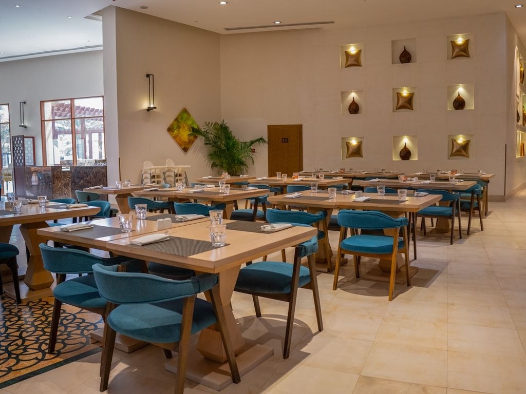 restaurants-al-marjan--bay-club-all-day-dining
