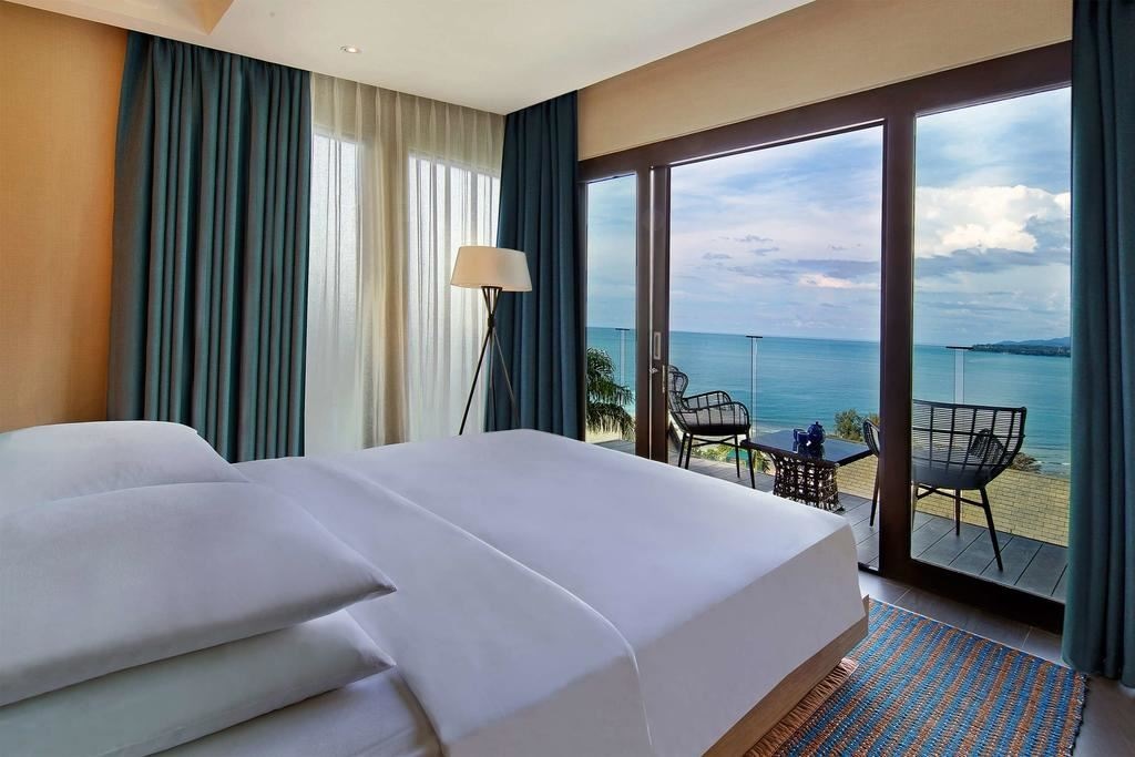 rooms-king-bed-hilltop-ocean-view-suite