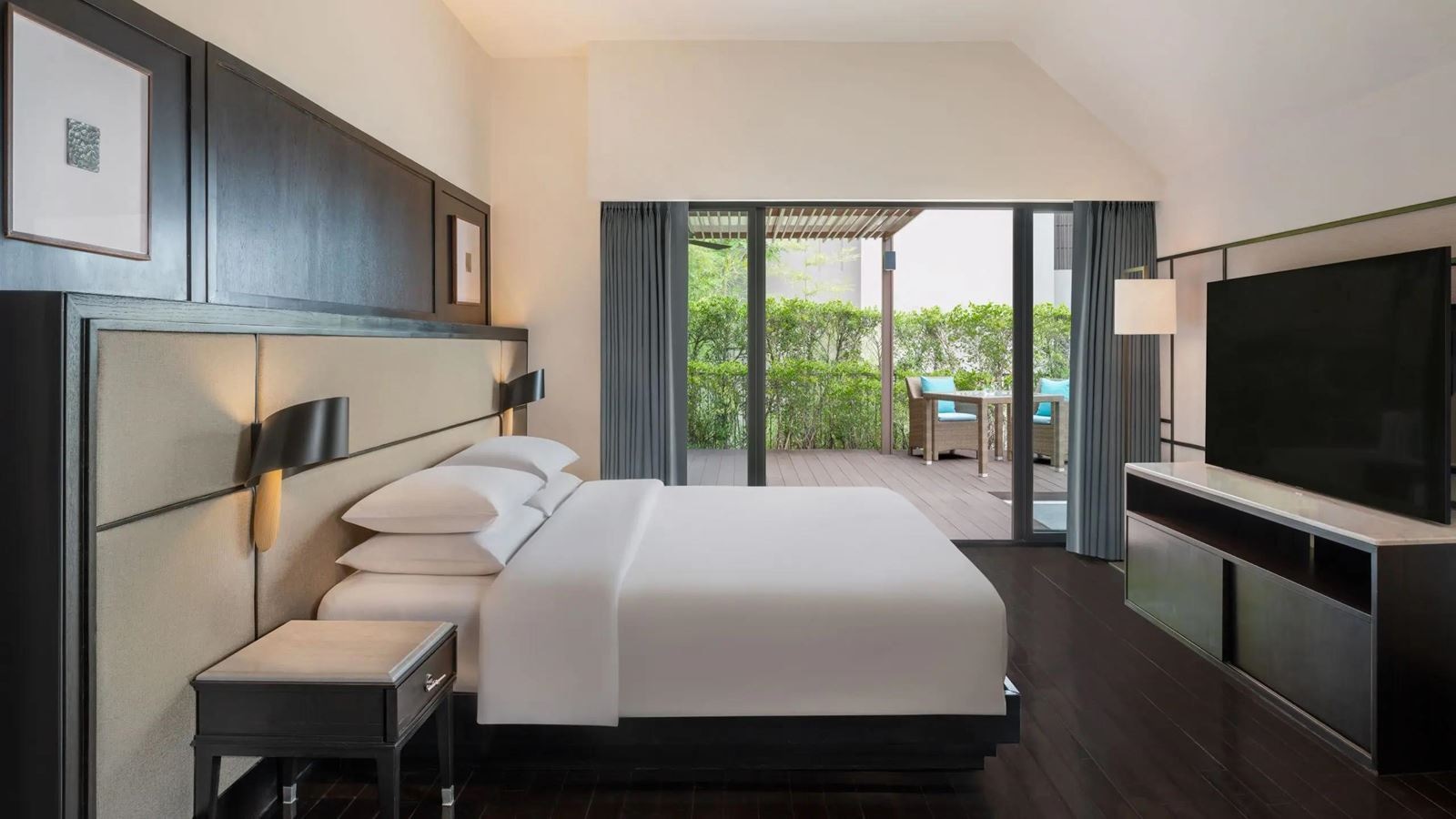 rooms-king-bed-with-terrace-whirlpool