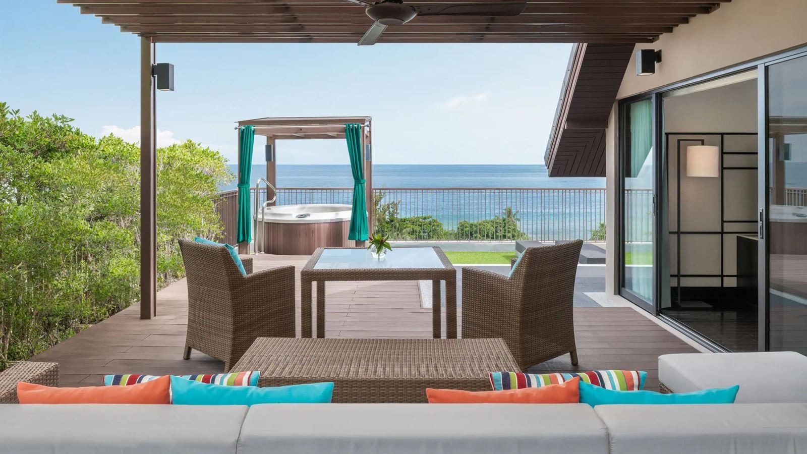 rooms-king-bed-with-terrace-whirlpool