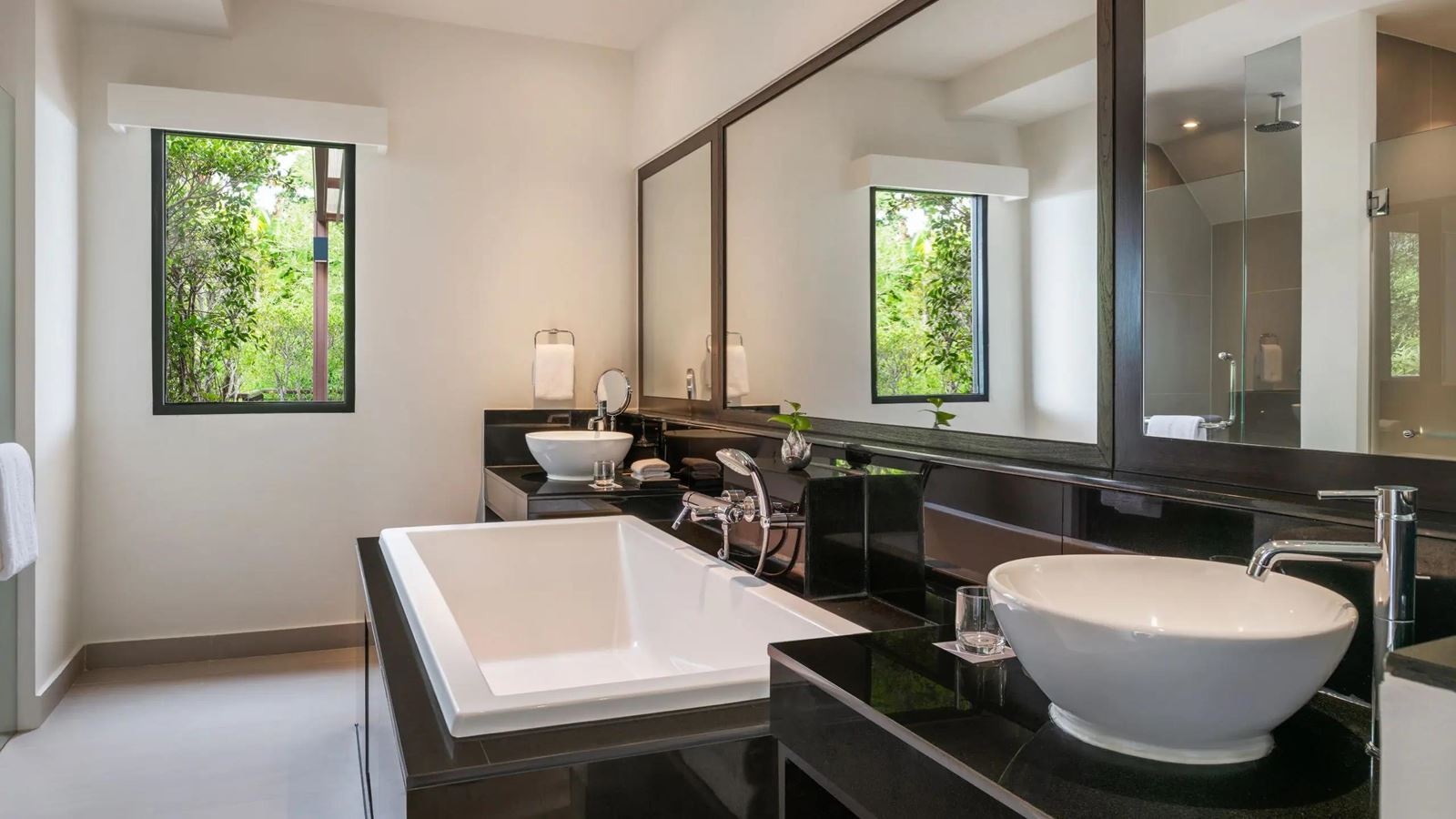 rooms-king-bed-with-terrace-whirlpool