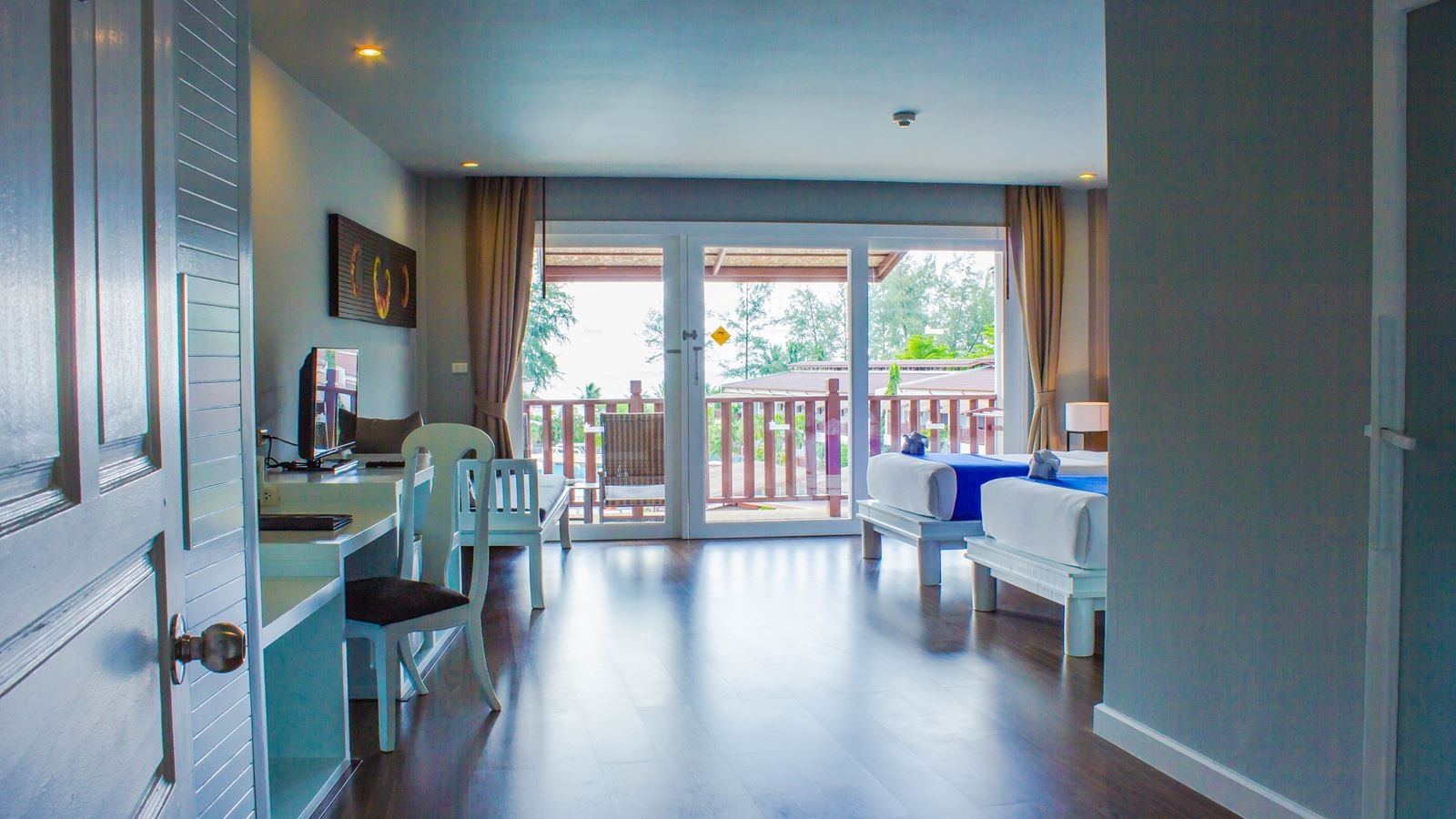 rooms-studio-pool-view