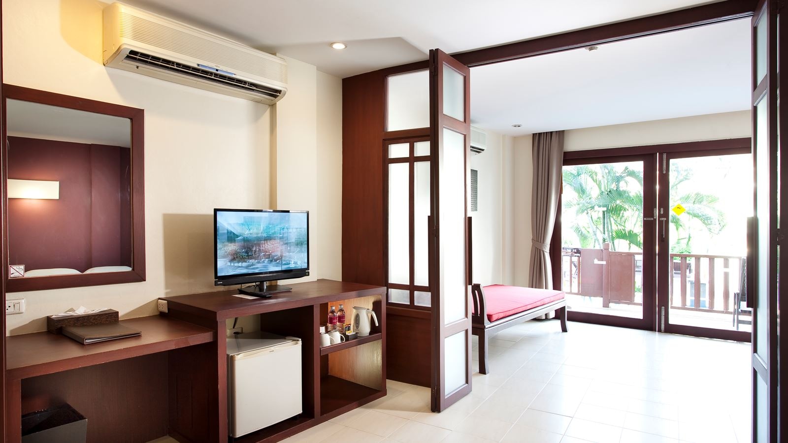 rooms-pool-access-pool-view