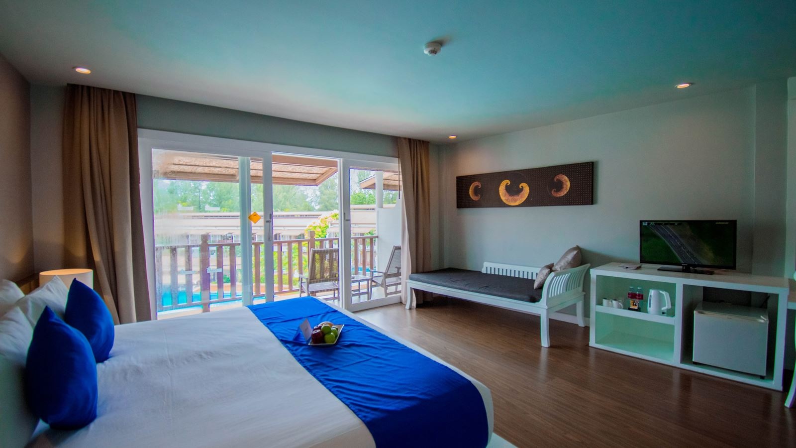 rooms-studio-pool-view