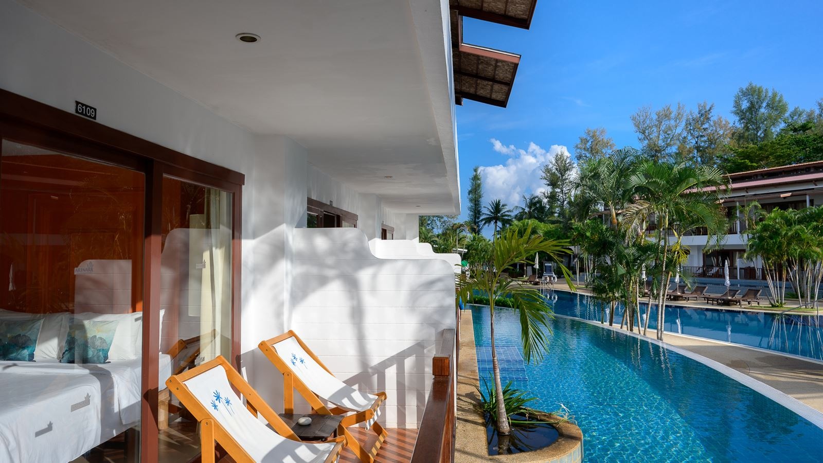 rooms-pool-access-pool-view