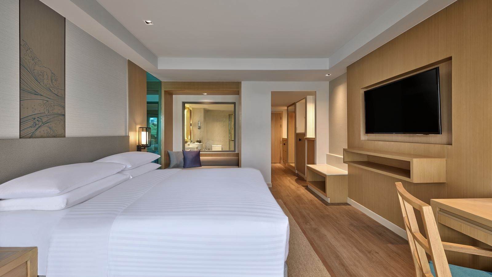 rooms-large-guest-room-pool-view