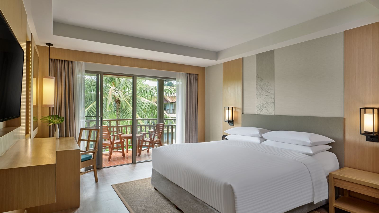 rooms-large-guest-room-pool-view