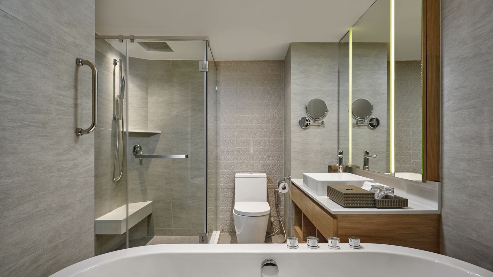 rooms-large-guest-room-pool-terrace