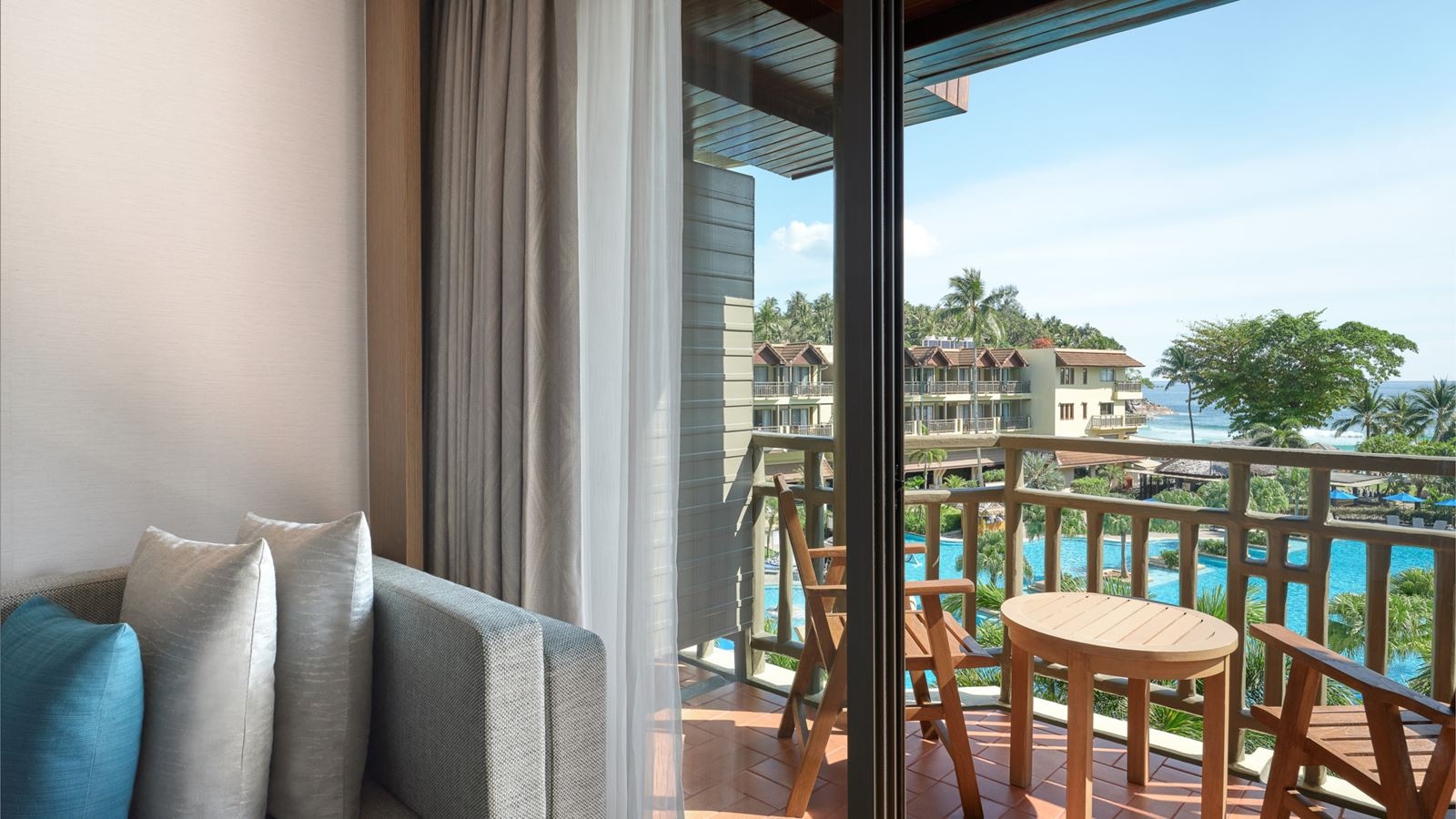 rooms-large-guest-room-pool-terrace