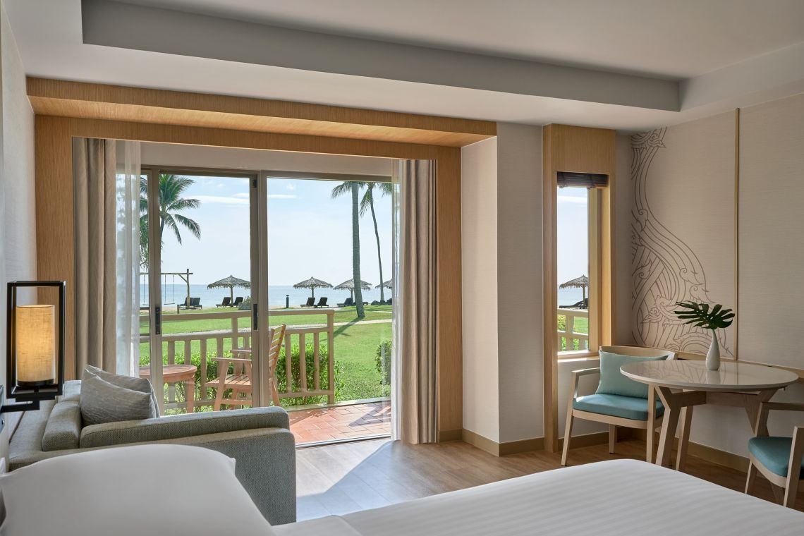 rooms-large-guest-room-beach-front-access
