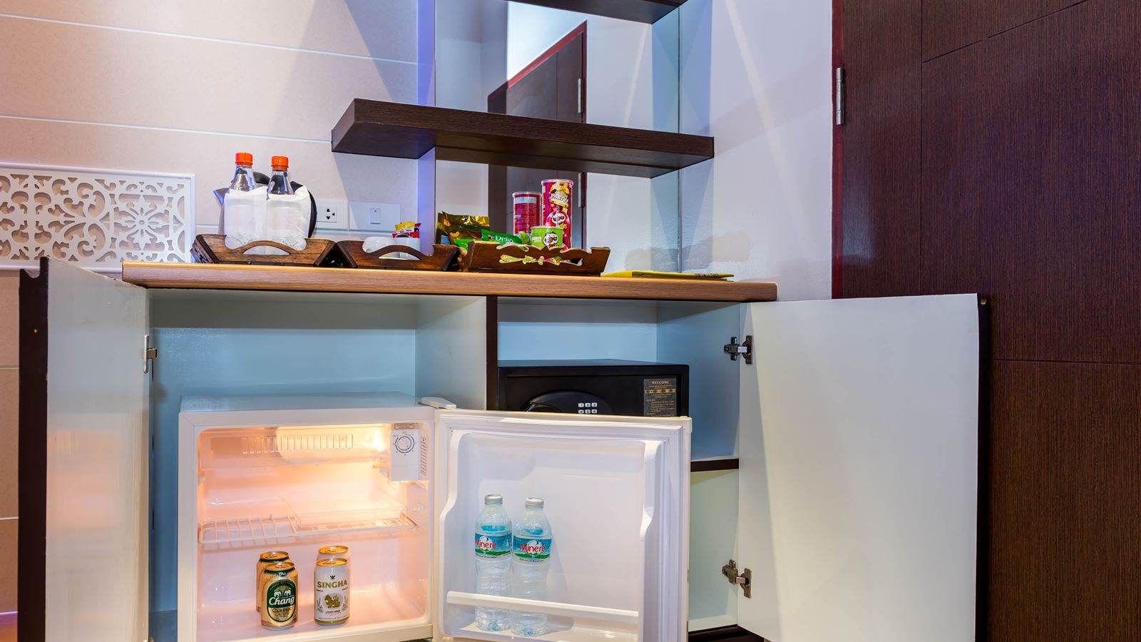 rooms-grand-deluxe-pool-view