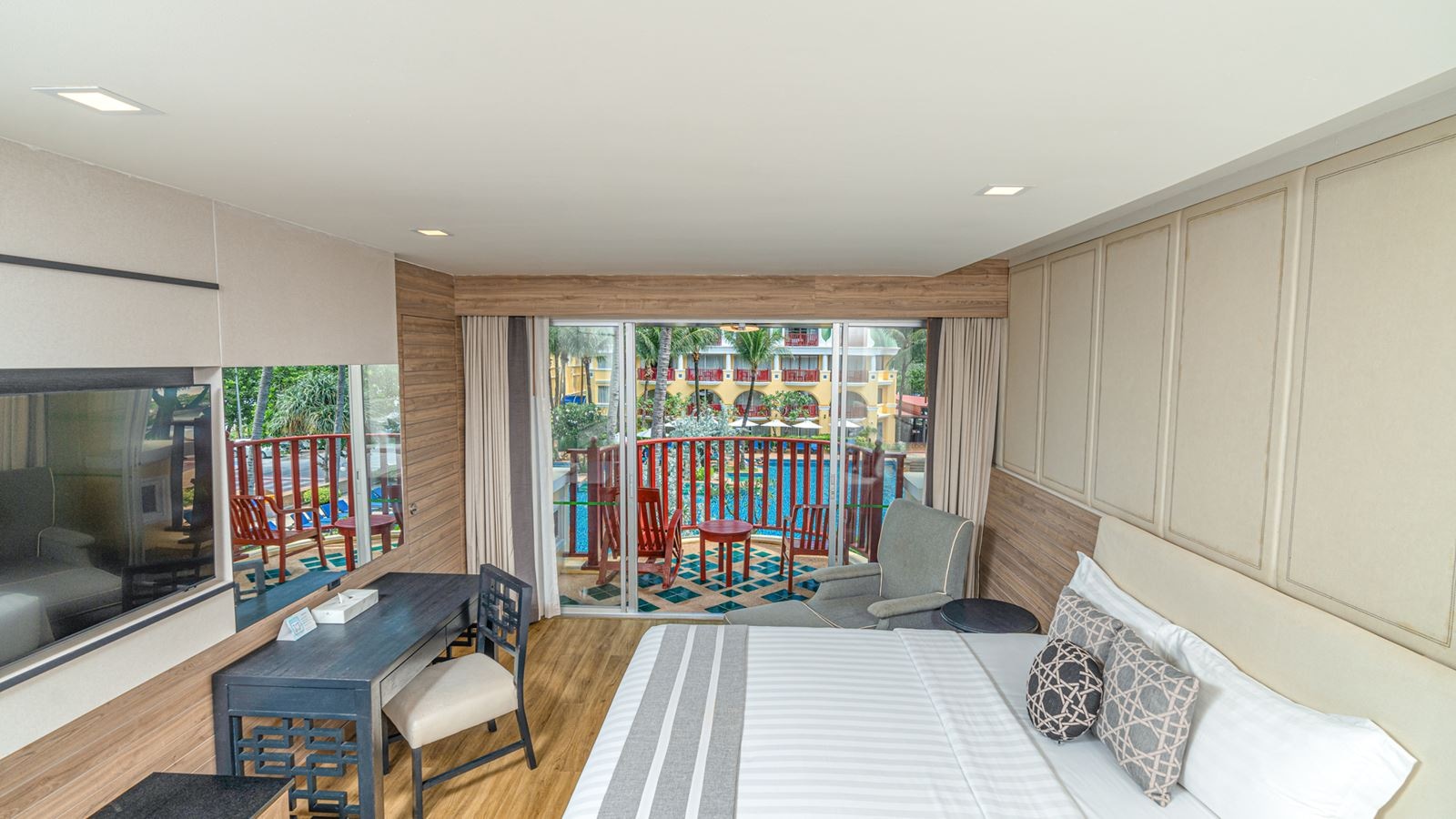 rooms-deluxe-pool-view