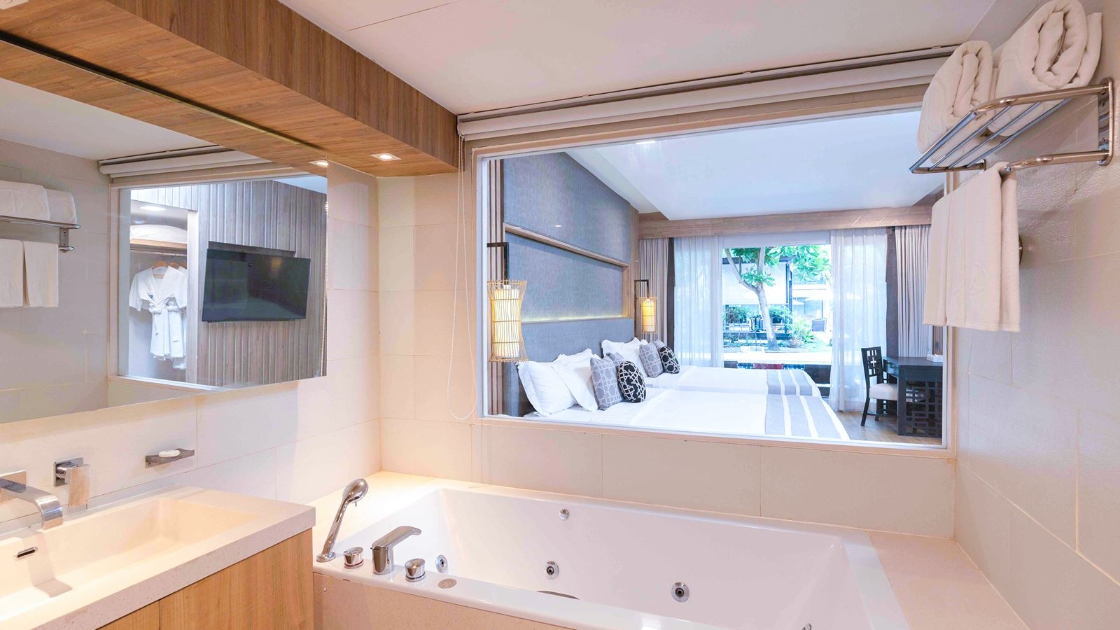 rooms-family-pool-access