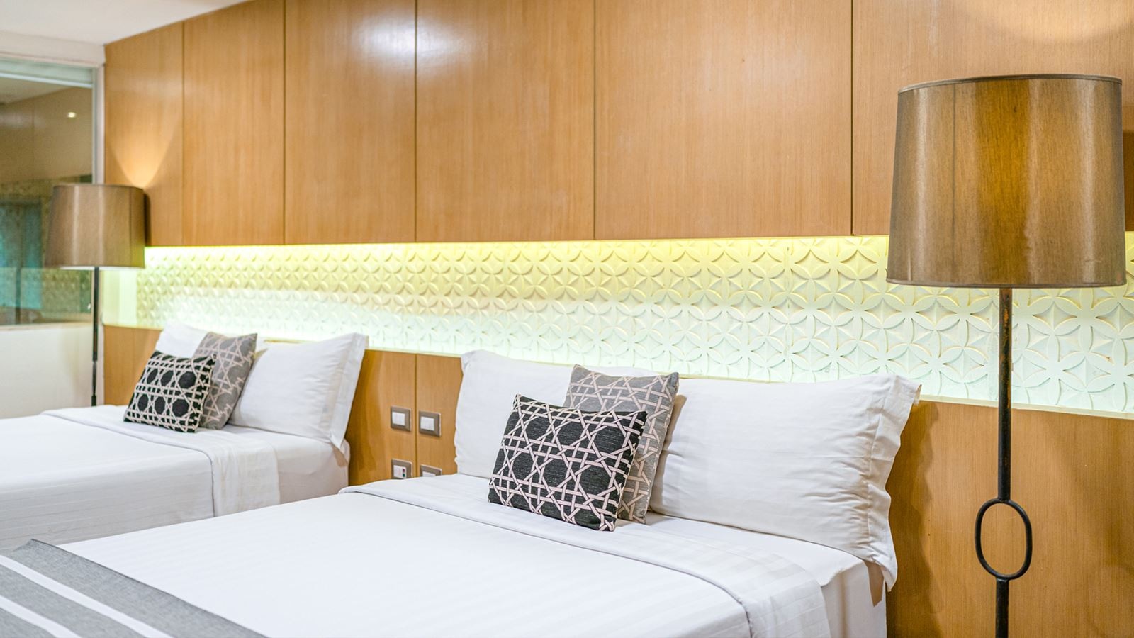 rooms-sunset-deluxe-pool-view