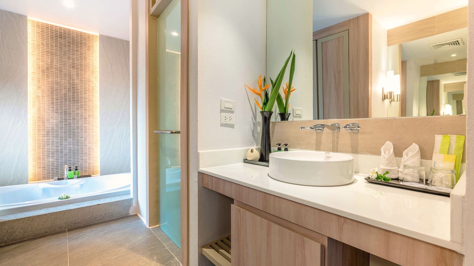 rooms-jacuzzi-thai-villa-sea-view