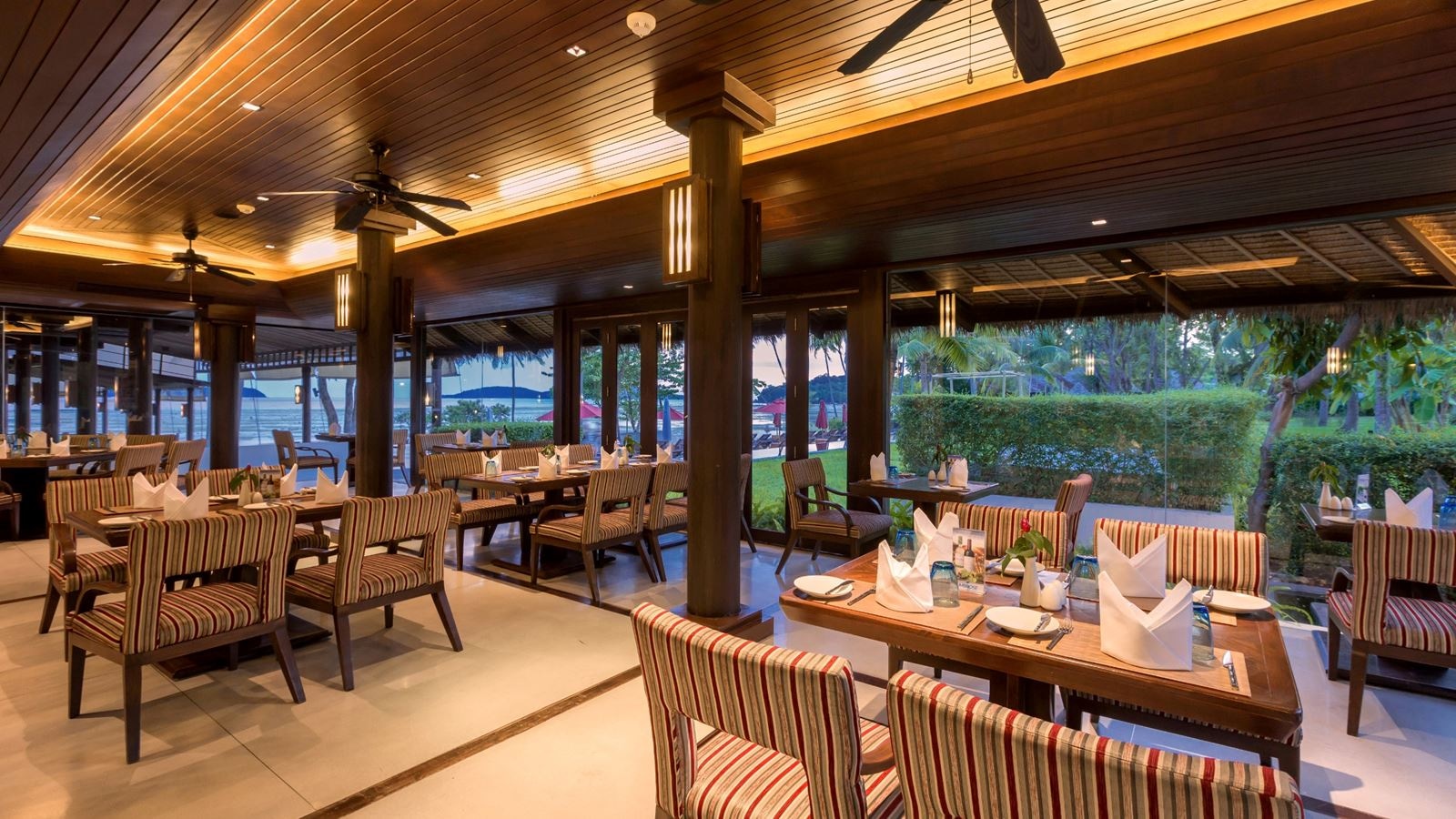 restaurants-the-savoury-restaurant