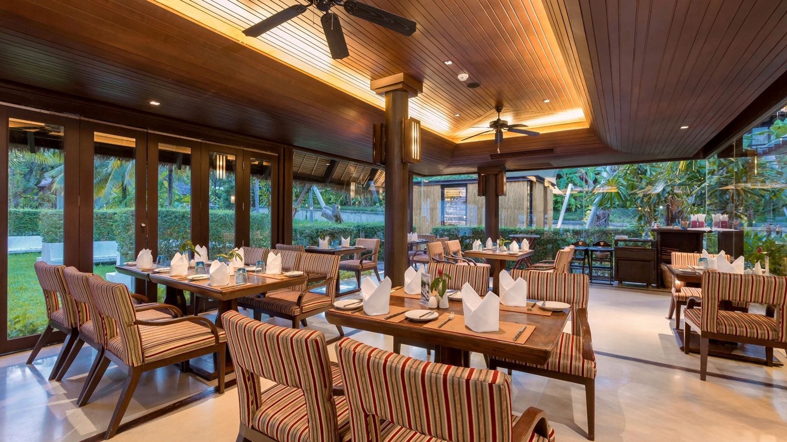 restaurants-the-savoury-restaurant