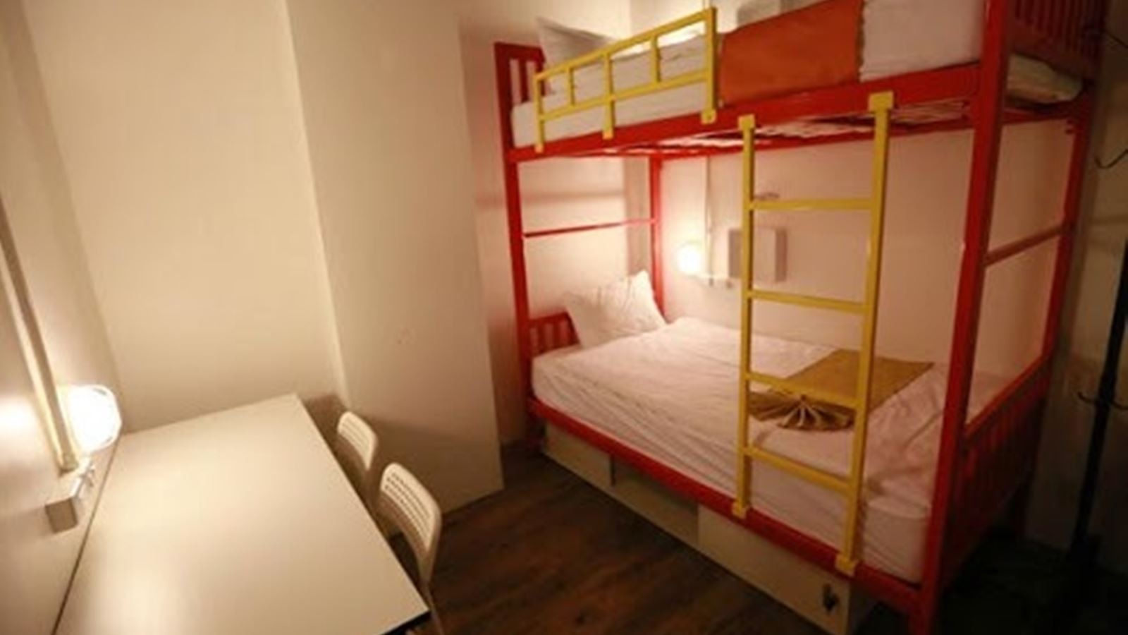 rooms-share-dorm-lady