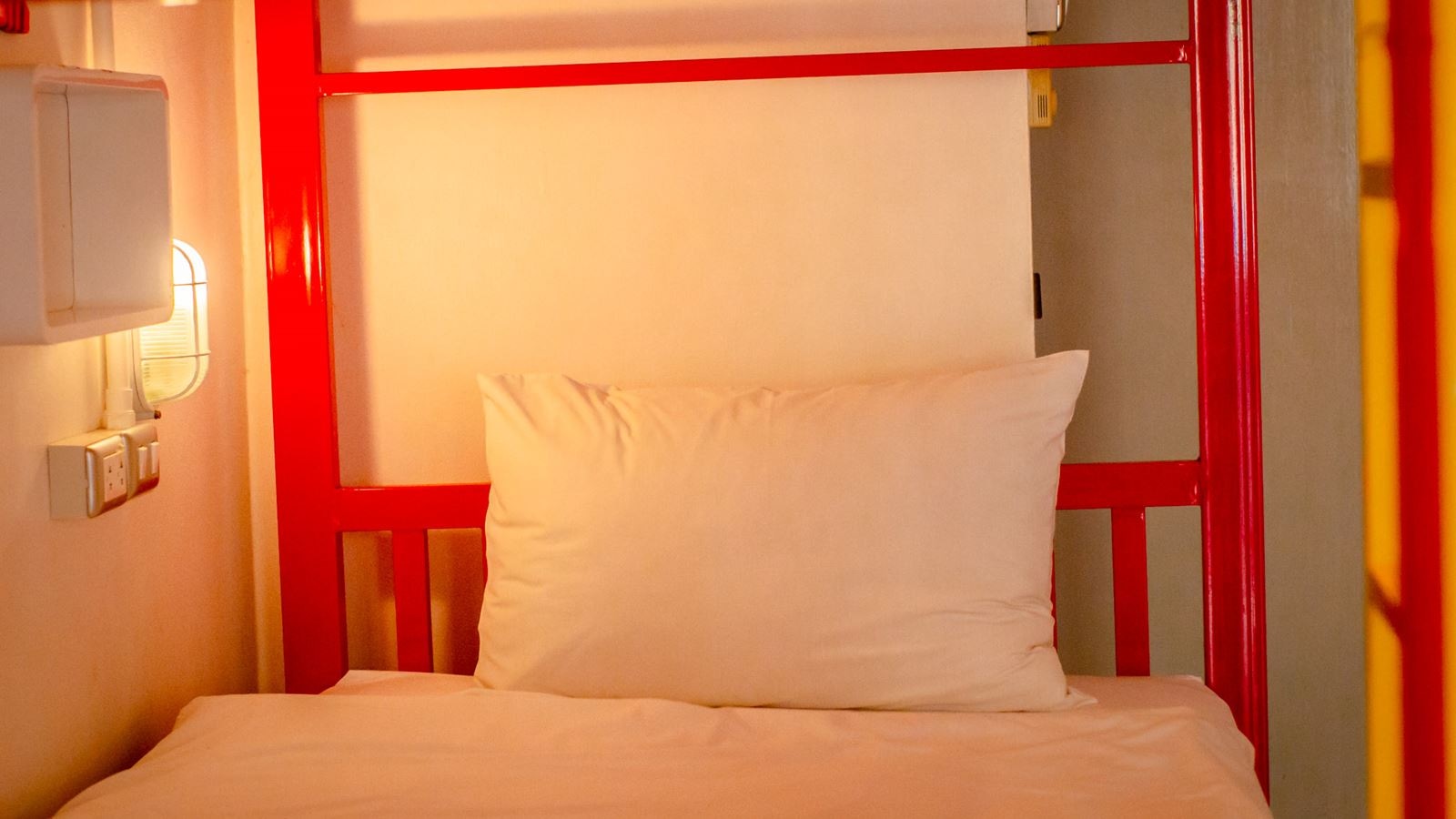 rooms-share-dorm-lady