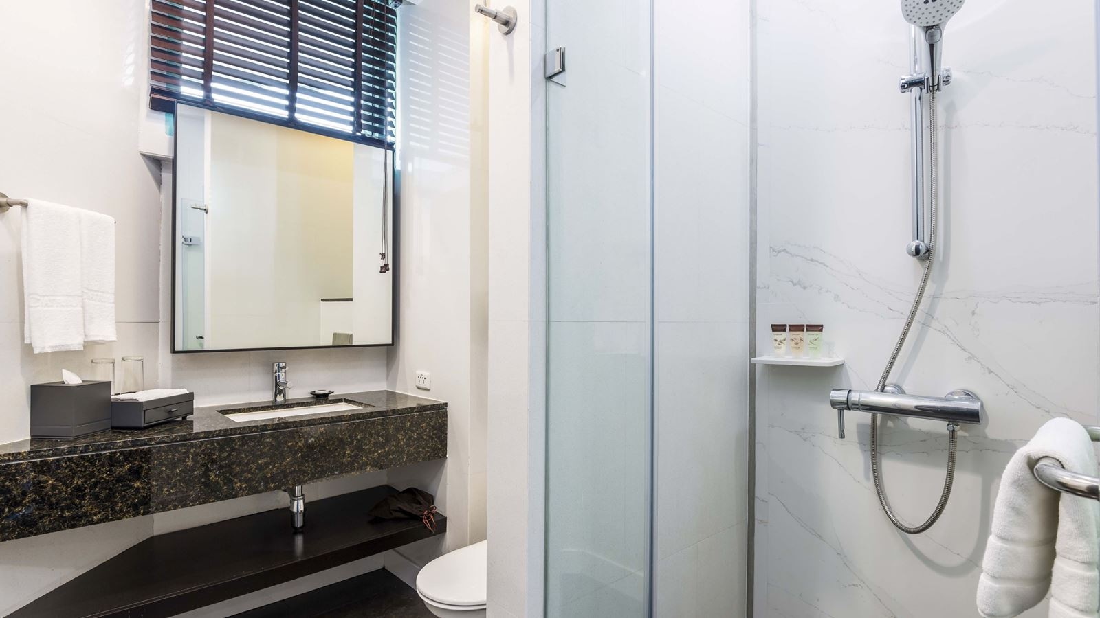 rooms-two-bedroom-suite-city-view