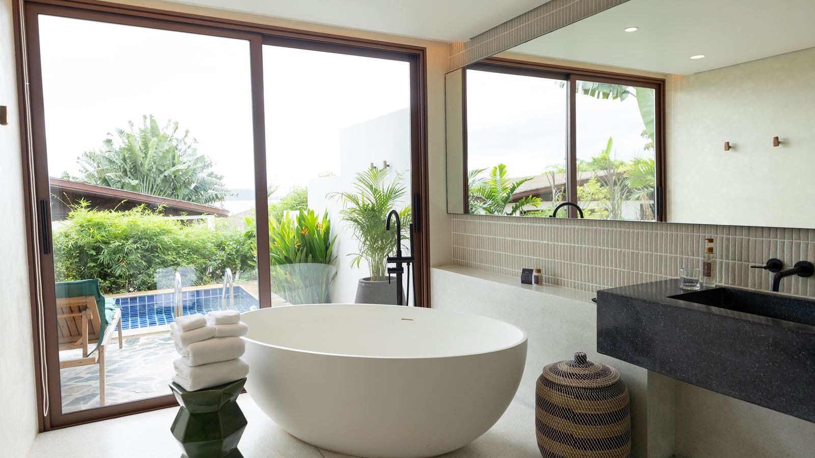 rooms-lux-2bedroom-garden-view-pool-villa