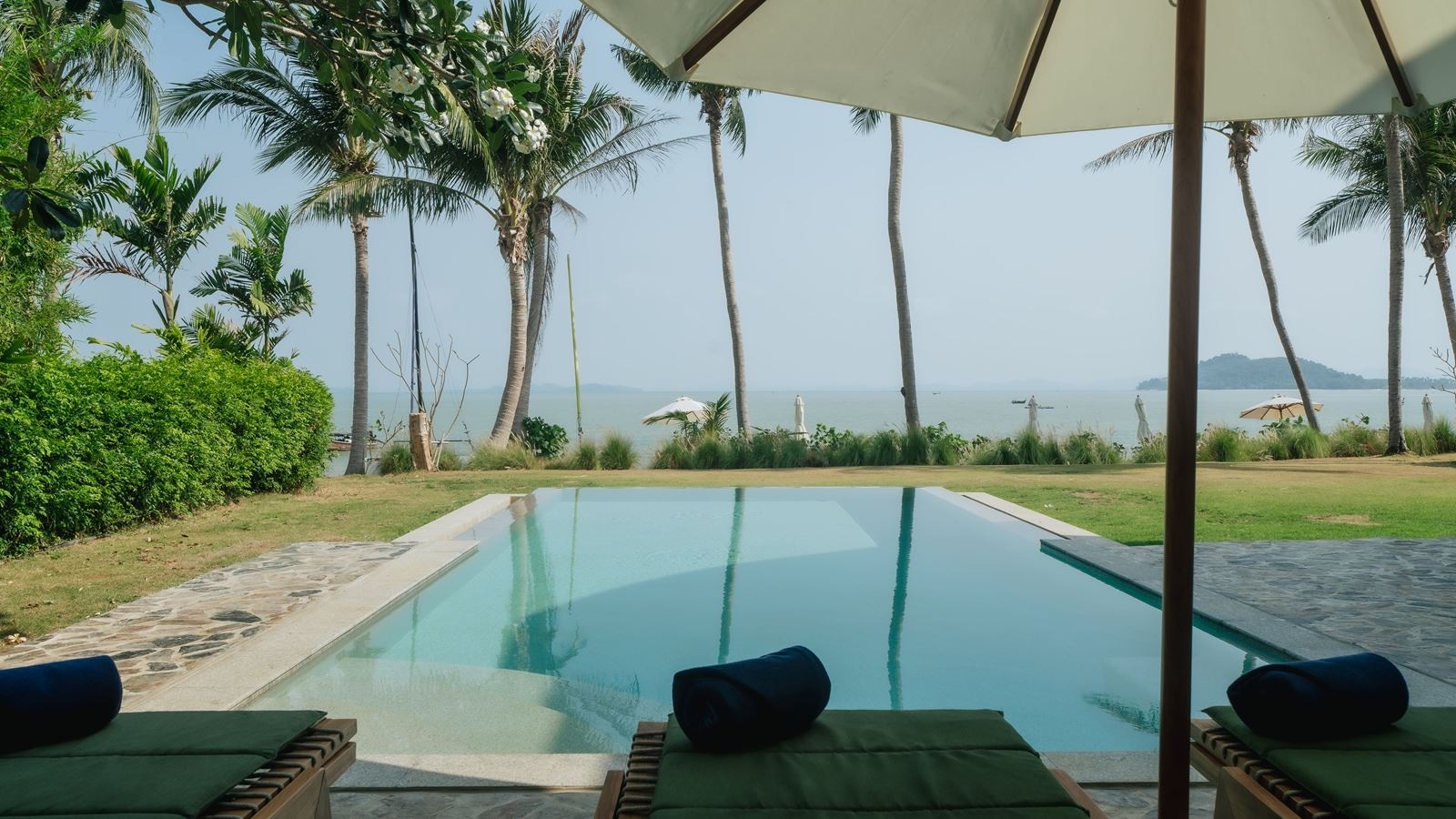 rooms-lux-2-bedroom-grand-beachfront-pool-villa