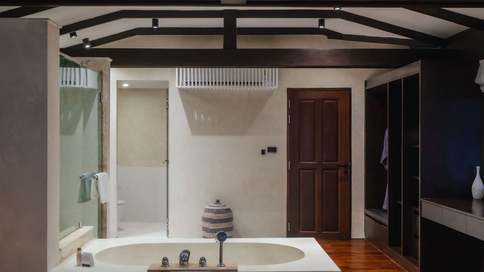 rooms-lux-3-bedroom-grand-beachfront-pool-villa