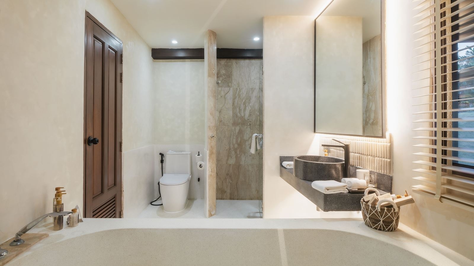 rooms-lux-3-bedroom-grand-beachfront-pool-villa