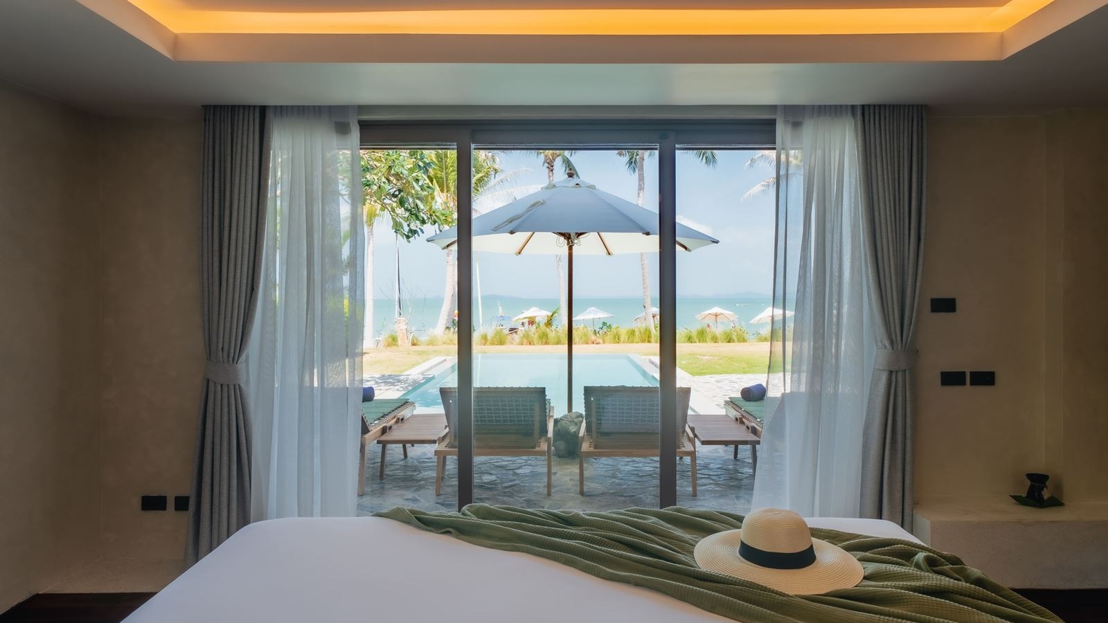 rooms-lux-4-bedroom-grand-beachfront-pool-villa