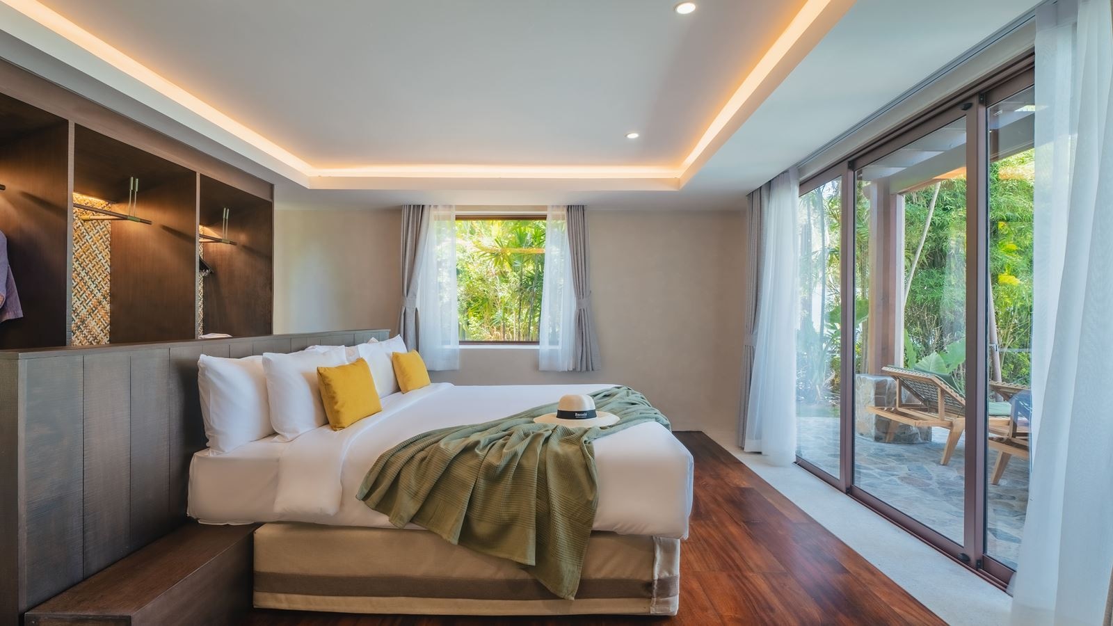 rooms-lux-4-bedroom-grand-beachfront-pool-villa