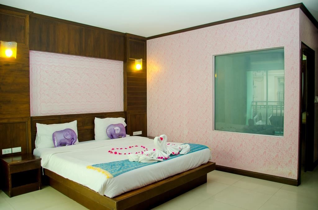 rooms-deluxe-room