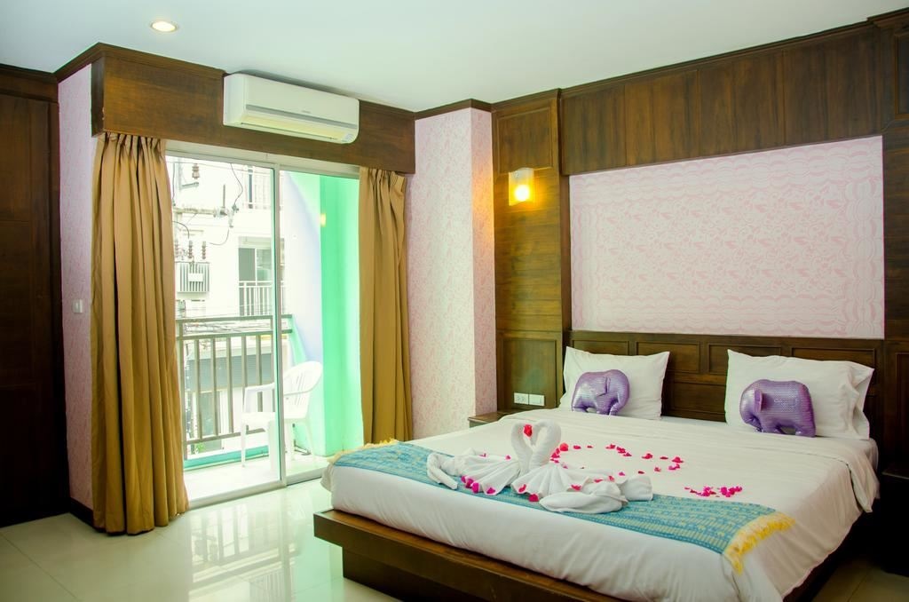 rooms-deluxe-room