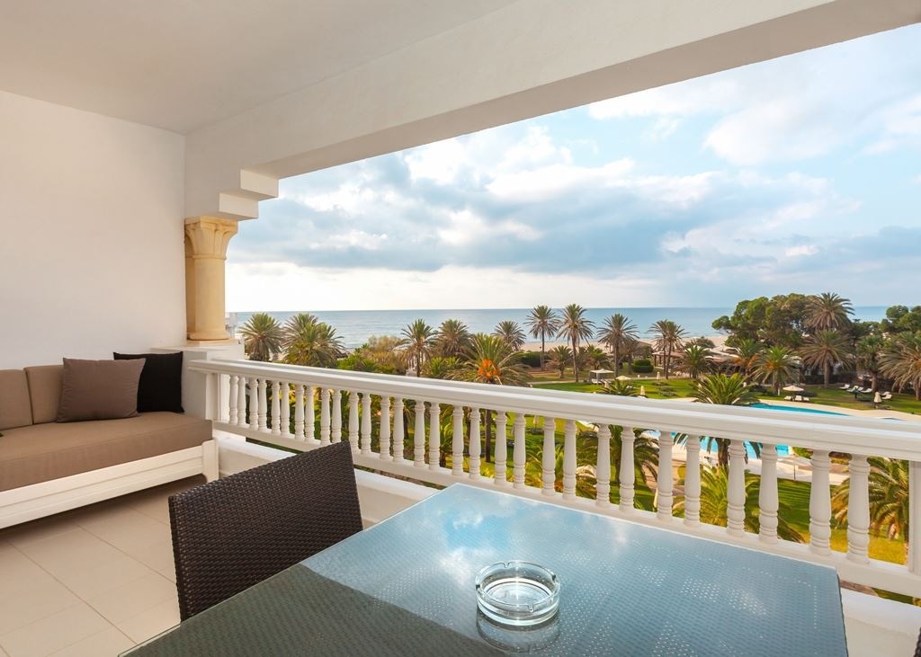 rooms-junior-suite-sea-and-pool-view