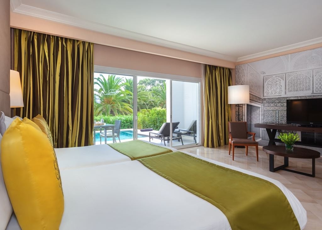 rooms-junior-suite-sea-and-pool-view-single