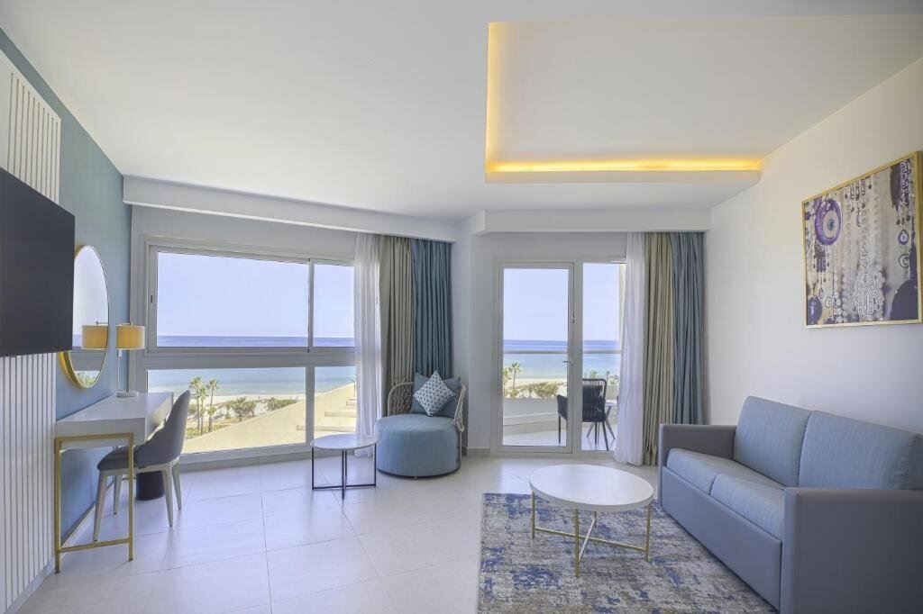 rooms-one-bedroom-suite-with-sea-front-view
