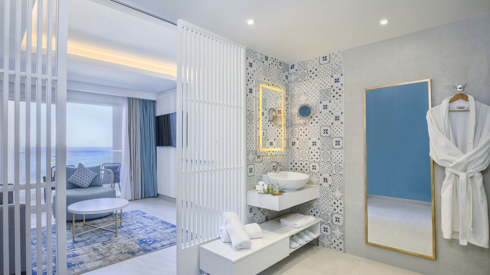 rooms-one-bedroom-suite-with-sea-front-view