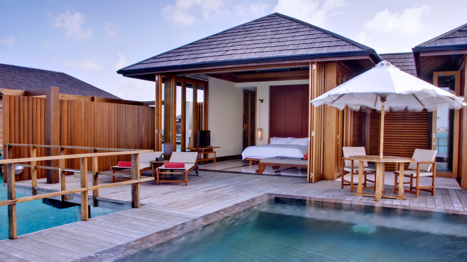 rooms-water-villa-with-whirlpool