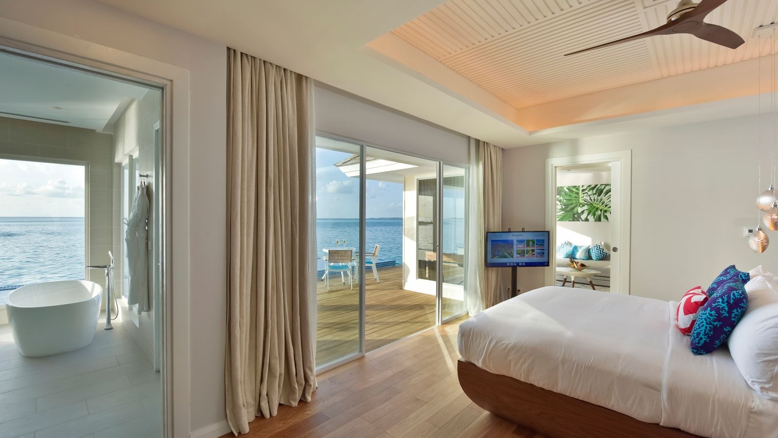 rooms-sunset-aqua-pool-suite
