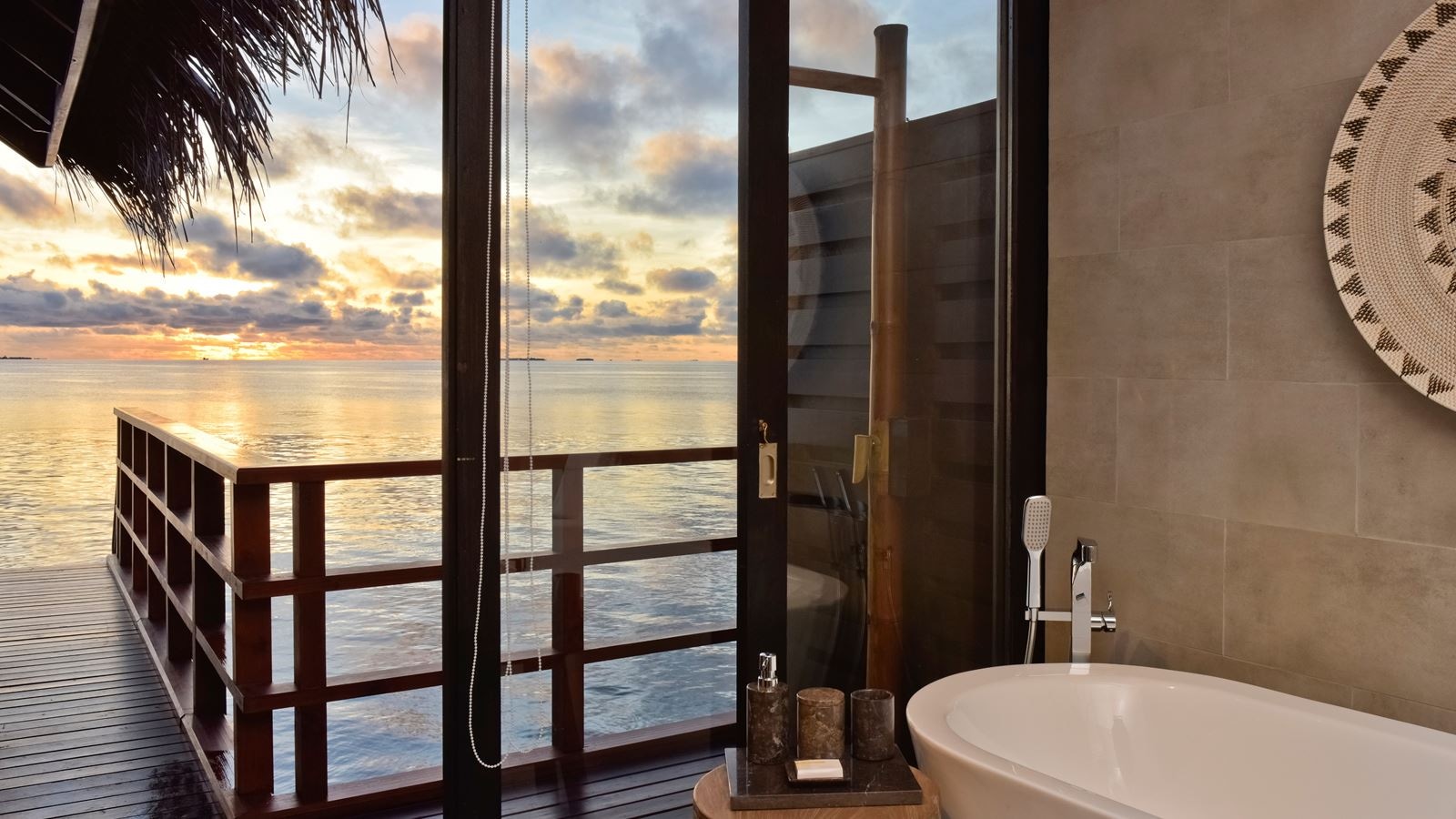 rooms-lagoon-water-villa