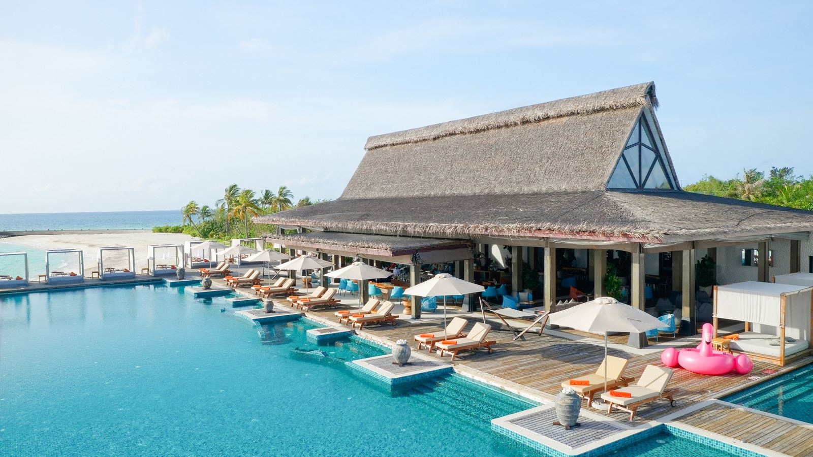 restaurants-breeze-poolside-dining--bar