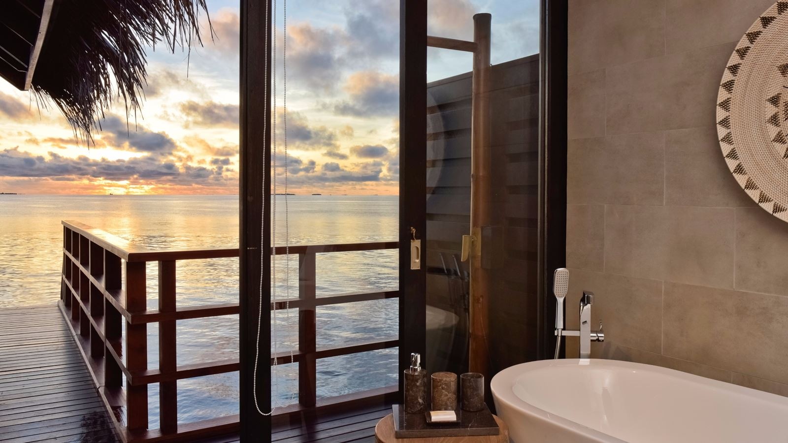 rooms-reef-pool-water-villa