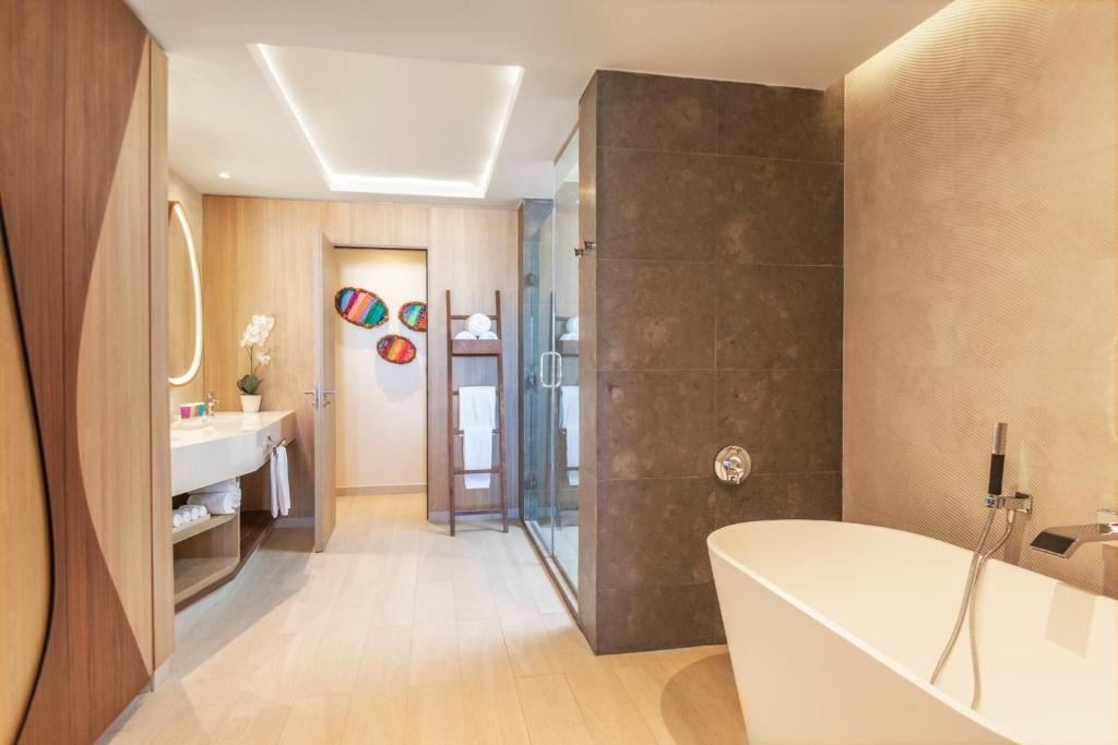 rooms-club-one-bedroom-master-swim-up-suite