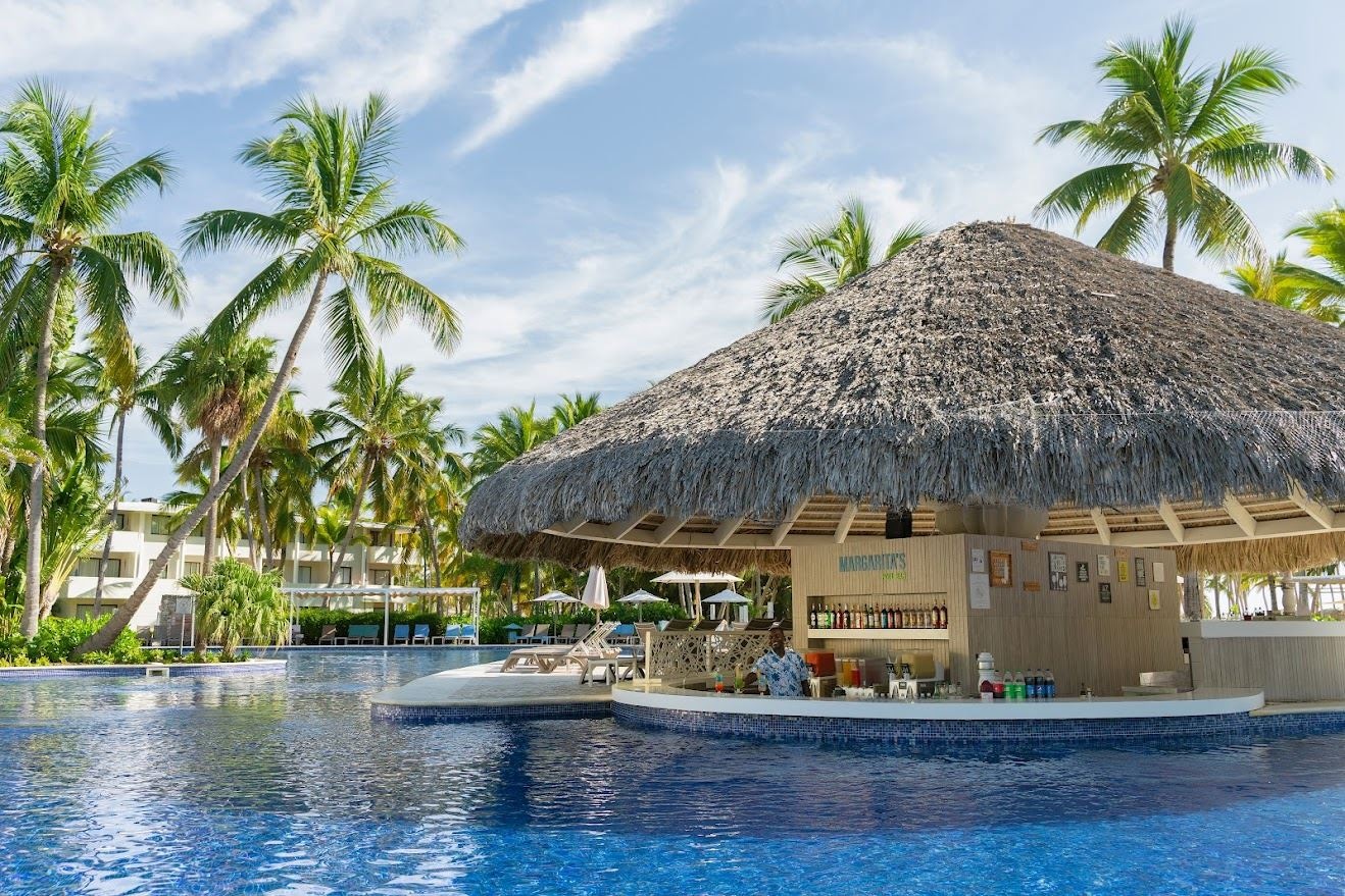 bars-margaritas-swim-up-bar-at-the-pool