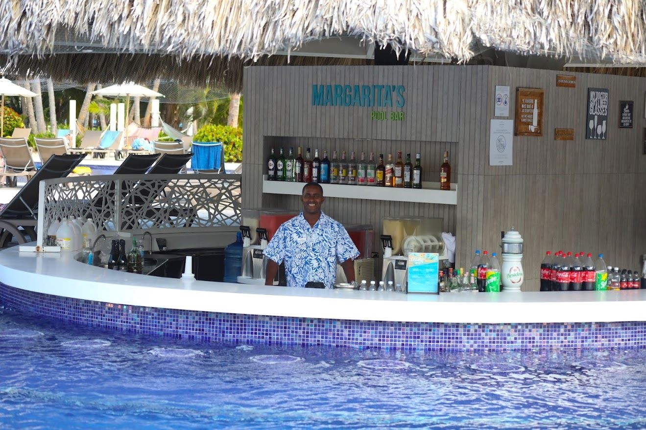 bars-margaritas-swim-up-bar-at-the-pool