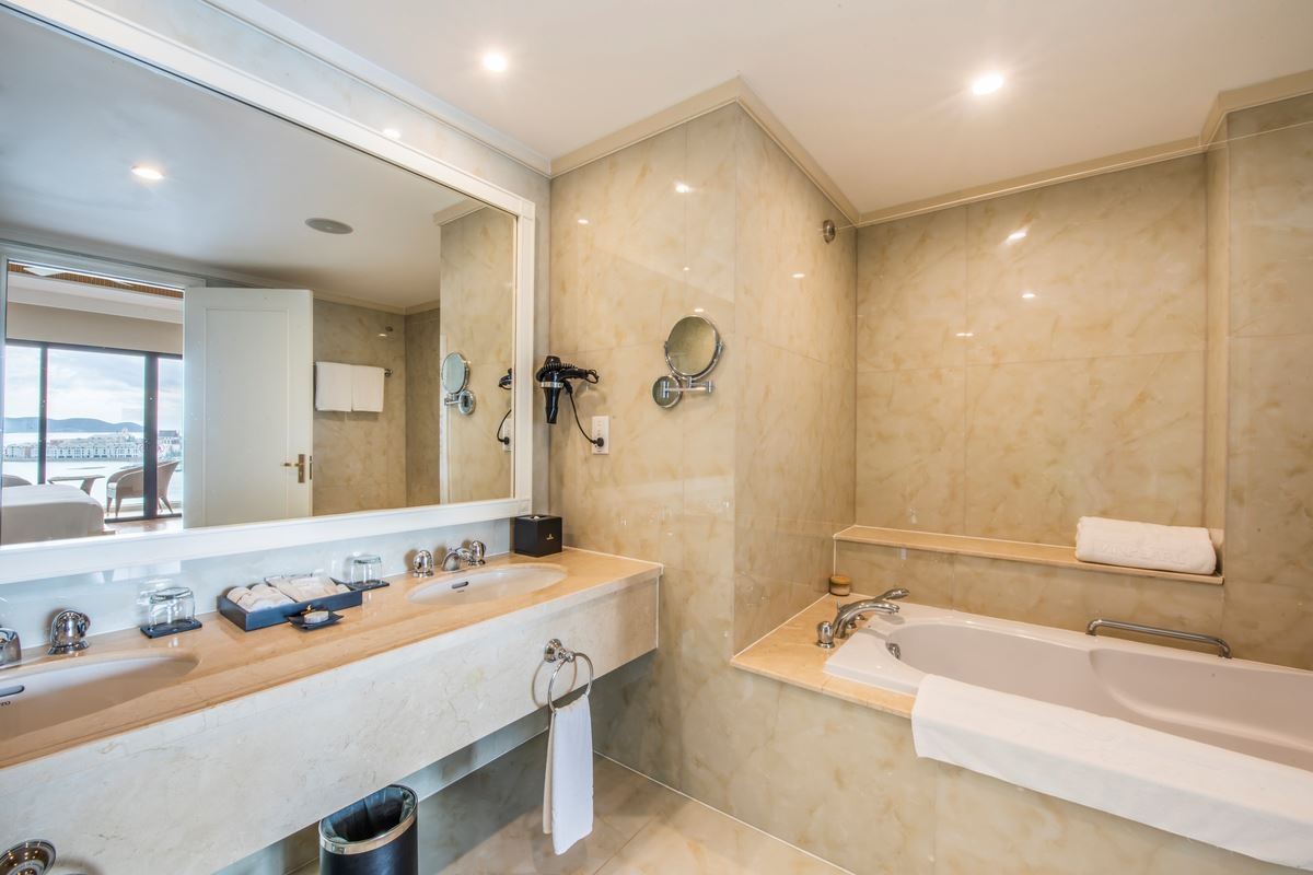 rooms-executive-suite-ocean-view