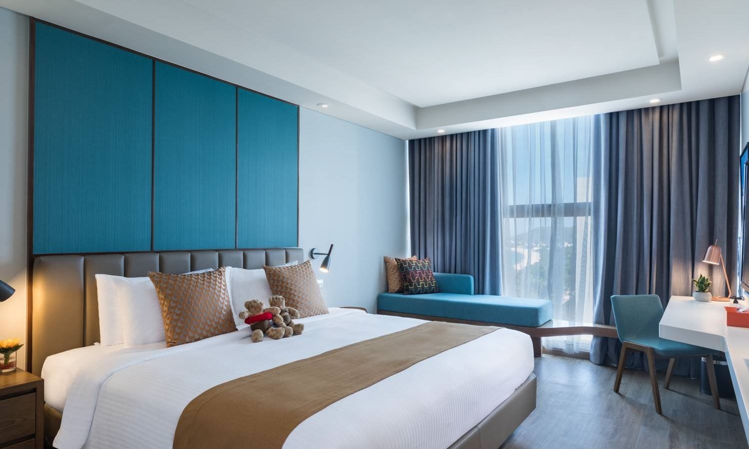 rooms-deluxe-double-city-and-partial-ocean-view