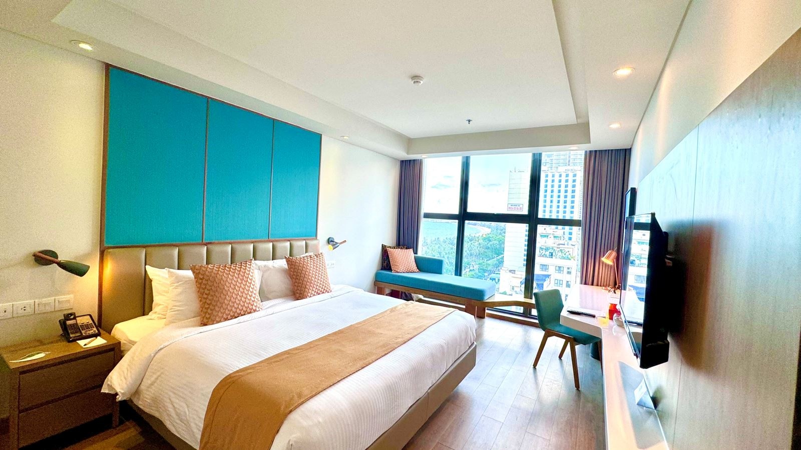 rooms-deluxe-double-city-and-partial-ocean-view