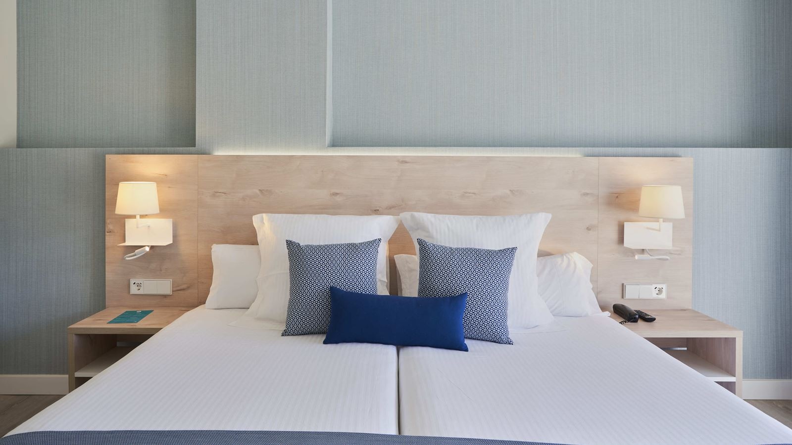 rooms-double-room-pool-view