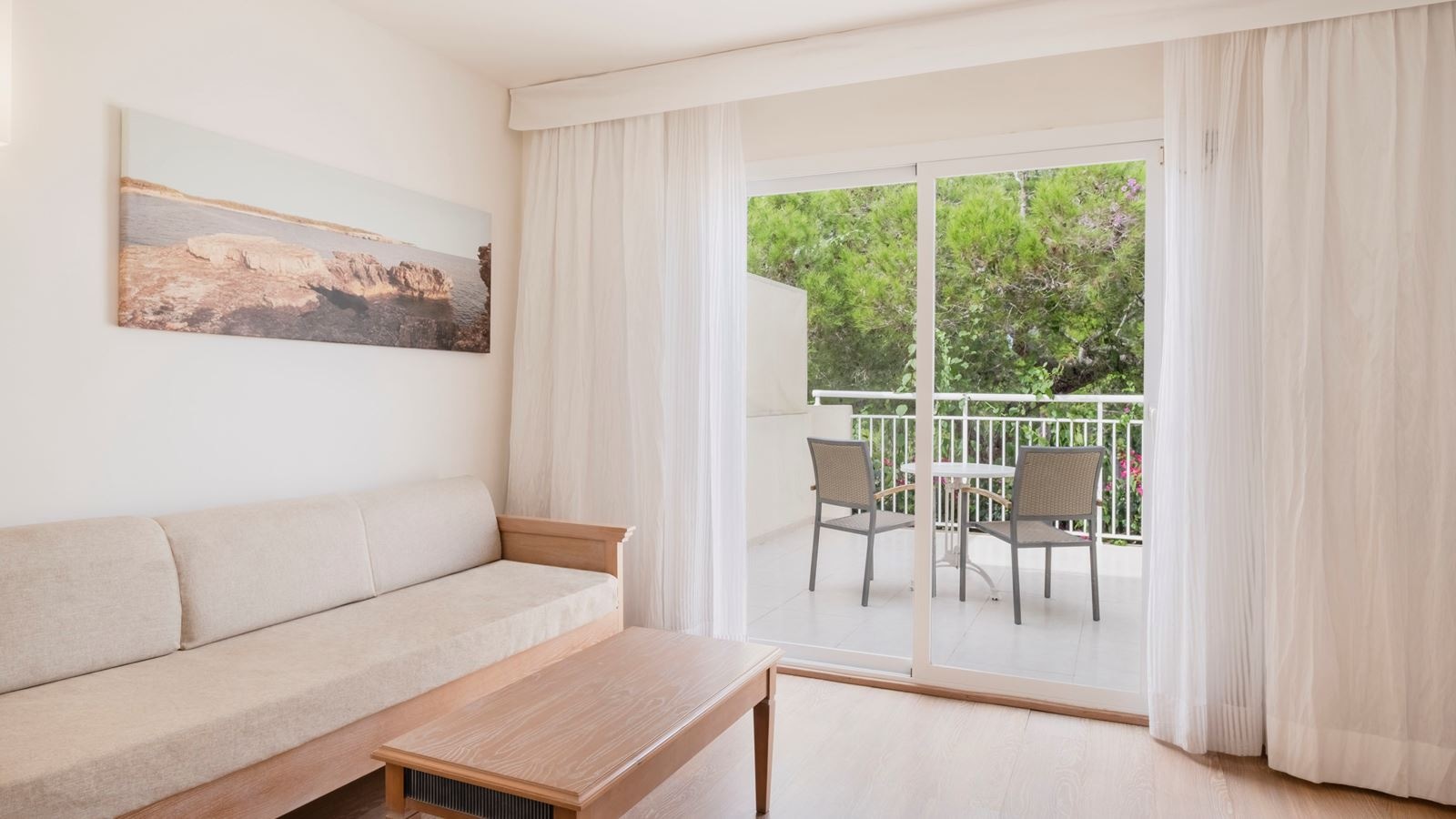 rooms-family-deluxe-central--location