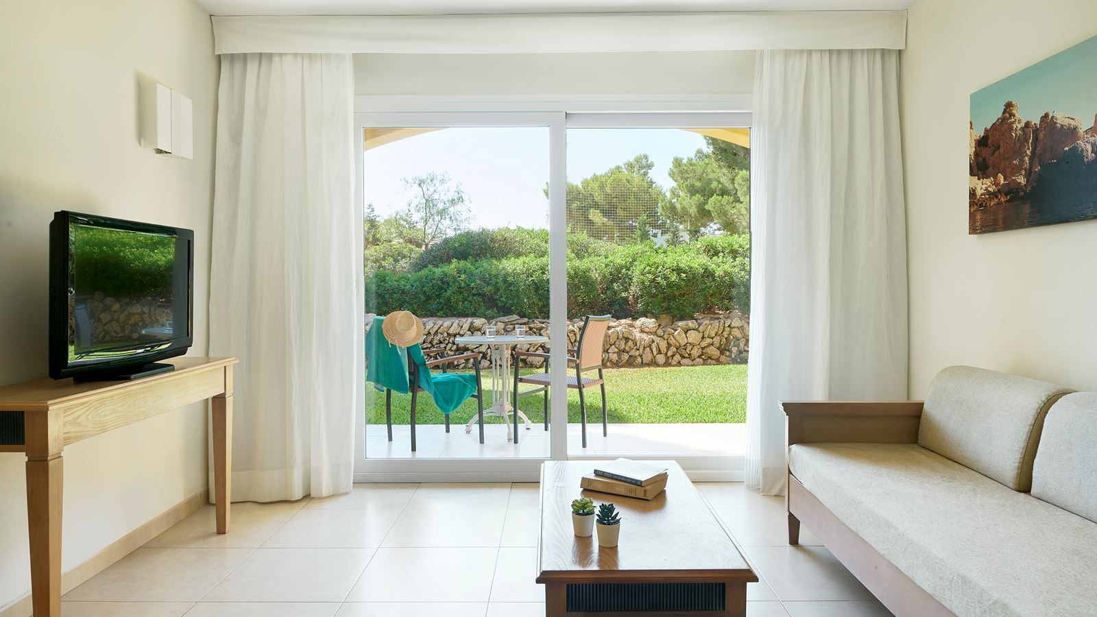 rooms-family-room-with-balcony